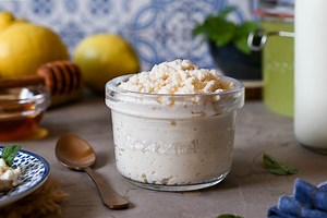 Cómo hacer requesón casero de forma fácil, rápida y con solo tres ingredientes (y 19 recetas en que usarlo)