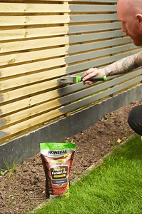 60K views · 20 reactions | And another great thing about the new Ultimate Fence Life Concentrate, it’s available in six great colours: Dark Oak Medium Oak Charcoal Grey Red Cedar Forest Green Sage Follow the link to find out more: https://bit.ly/3jA73Pg | Ronseal UK & Ireland | Facebook