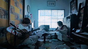 um-hum、最新ミニ・アルバムより「1コマ」ライブ映像公開 一軒家の中で自由に遊ぶ「VACANCE SESSION」第2弾 - Spincoaster (スピンコースター)