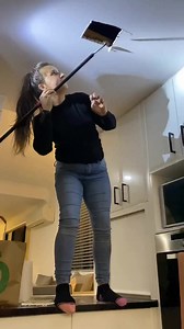 97K views · 297 reactions | Une femme en Australie a été filmée en train d'enlever calmement deux grands pythons tapis du plafond de sa cuisine, une rencontre courante avec la faune locale  Des incidents similaires de pythons tombant de plafonds en Australie sont confirmés par des sources comme CNN et Times of India, datant de 2020 et 2023. #RelaisMagazine | Relais Magazine | Facebook