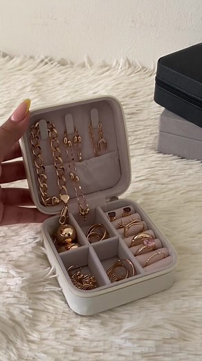 ¿Qué puedes colocar en un mini joyero viajero? Anillos, pulseras, cadenas; además que es muy práctico 🤩💖 - Disponible en color negro y blanco! #jewelry #accesoriosperu #tiendadejoyeriaperu #anillosdepromesa #cadenas #aretes #tendencia #joyeria #chunkyhoops #fypage #creatorsearchinsights