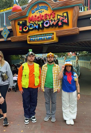 bury us in toontown… ;)) • @Disney Parks 🐭 • #mickeymouse #mickeystoontown #toontown #disney #disneyland #disneylandcalifornia #anaheimcalifornia #mickeyandfriends #goofy #goofydisneybound #pluto #plutodisneybound #donaldduck #donaldduckdisneybound #disneybounding #disneystyle