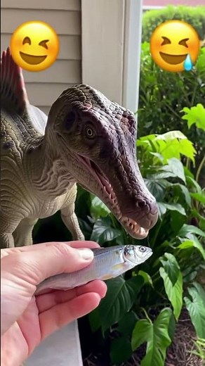 🐟 Close-Up Catch! Spinosaurus Devours Fish Outdoors! 🎣