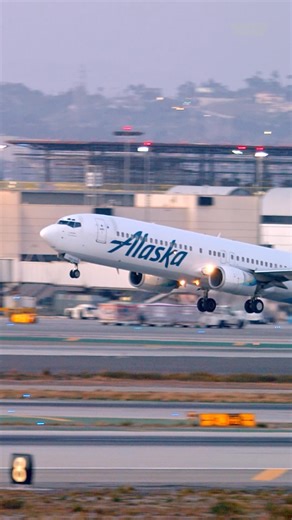 22K views · 190 reactions | #Airtraffic controllers say #pilots and #flightattendants are sending free meals as they continue working without pay during the shutdown. | Business Insider | Facebook