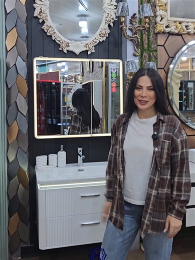 Sadəliyin içində gizlənən incəlik Bu 80 sm-lik ağ model saflığı, təmizliyi və sakitliyi xatırladır. Keramika daş üst hissə möhkəmliyi təmin edir, foreks korpus isə uzunömürlü istifadə təqdim edir. 2 siyirmə, dolablı güzgü və sensorlu işıqlandırma gündəlik istifadəni daha rahat və funksional edir. Bəzən ən gözəl hisslər sadə olur — doğru dizayn kimi. 💳 Taksit kartları ilə ödəniş: BirBank | TamKart | LeoBank | Bolkart 🏦 Mağaza daxili kredit üstünlükləri: ✅ İlkin ödənişsiz ✅ Tək şəxsiyyət vəsiqəs