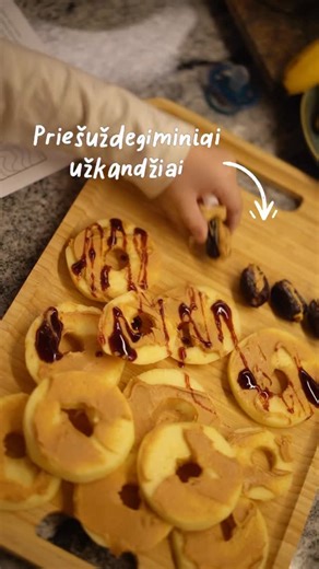 Indre Krakiene | Kitchen Kraké on Instagram: "P r i e š u ž d e g i m i n i a i u ž k a n d ž i a i Ieškai skanių ir sveikų užkandžių, kurie padėtų kovoti su uždegimu, bet būtų greitai pagaminami? Štai du puikūs variantai: • Obuoliai su riešutų kremu ir trupučiu druskos bei cinamono – gausu antioksidantų ir sveikųjų riebalų bei su priešuždegiminiu prieskoniu. Paragavom ir su datulių sirupu iš @livin.lt - puikiai, bet reikia saikingai. ❤️ • Datulės su riešutų kremu ir druska– saldūs ir sotūs. Man