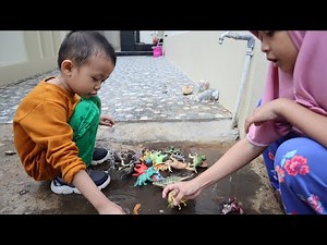 Keseruan Gavin dan Uni Bermain Air - Mencari dan Mencuci SEMUA Jenis Dinosaurus