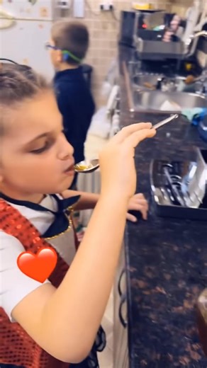 😍 Cloves, which are aromatic flower buds of a tree in the family Myrtaceae, have several health benefits: 1. Rich in antioxidants: Cloves are high in antioxidants that help protect your cells from damage caused by free radicals, reducing the risk of chronic diseases. 2. Anti-inflammatory properties: Cloves have anti-inflammatory properties that can help reduce inflammation in the body, potentially lowering the risk of certain chronic conditions. 3. Pain relief: Cloves contain eugenol, a compoun