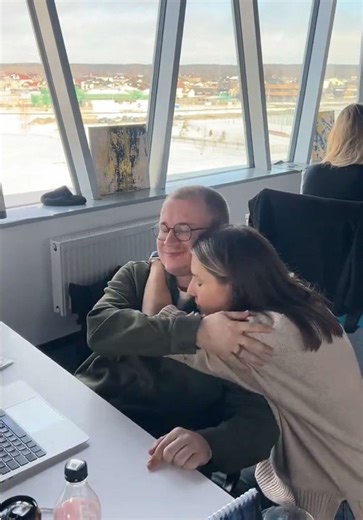 Залетаем в офисный тренд обнимашек 🌿 #офис #тренд #работа #битрикс24 #рек