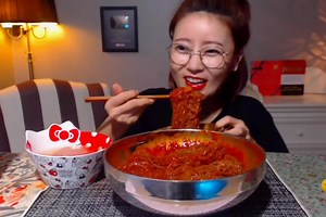 Spicy Bibim Naengmyeon Mukbang with Dorothy