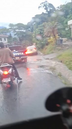 #EL_Palmar: Precaución con los agujeros que ESTAN en la carretera que va para la entrada de nuestro municipio pues ya parecen piscina, desafortunadamente un vehículo quedó atrapado, tome sus precauciones, vía: vecino nos manda este video | El Palmar en Live