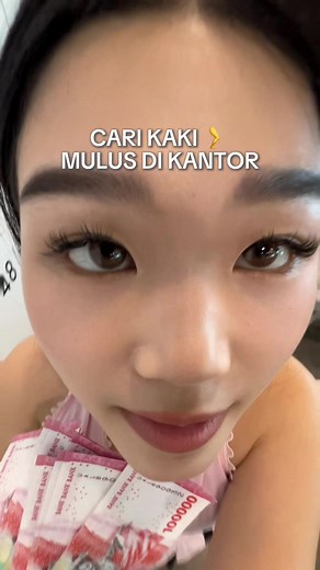 Muka mulus udah biasa, coba kaki mana kaki paling glowing hehee🥸🥸🥸🫱🏻‍🫲🏼 Tapi ini pertama kali di hidup ku bisa seLEMBUT, GLOWING, CLEAN, BERSIH ini sih, all karena udah lama bgt aku rutin mandi pake sabun EVOKE ini! 🥹❗️ Sering banget di bilang mulus dari lahir pdhl dulu bekas lukanya banyak hehe, semoga ini bisa bantu kalian yang lagi cari sabun sekaligus skincare yang berkualitas yaaa✨🫠 Spill pake : Evoke - Coastal Journey ✨ Bisa samarin koreng, cerahin kulit karna ada kandungan Giga W