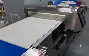 金属检测机对接流水线检测烘焙食品，保障食品安全，实现全自动化，提高生产效率，降低人工成本