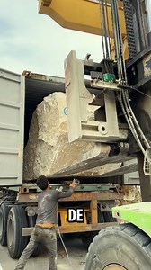 172K views · 376 reactions | EL VIAJE DE UNA ROCA DE TRAVERTINO HACIA LA CONSTRUCCIÓN DE LUJO ️ El travertino, extraído en grandes bloques, es apreciado por su textura y durabilidad. Tras su traslado, se corta y pule para fabricar revestimientos elegantes usados en arquitectura moderna. Un proceso que convierte un pedazo de montaña en un acabado premium. #travertino #construccion #materiales #arquitectura #fblifestyle | ViralLegion | Facebook