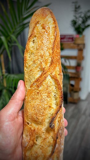QUE VAUT LA MEILLEURE BAGUETTE DE PARIS ? 🥐 C’est un emblème de la France : le baguette tradition ! En mai, comme chaque année, se déroulait le concours de la Meilleure baguette tradition de Paris. C’est la boulangerie @b_laparisienne qui remporté ce concours. 😋 Alors que vaut cette baguette tradition ? Je vous dit tout dans cette vidéo ! 💰 Prix : 1,30€ 👉 @b_laparisienne 📍 21 rue des Halles - Paris 1 📍 52 boulevard Saint Germain - Paris 5 📍 48 rue Madame - Paris 6 📍 19 rue d’Odessa - Par