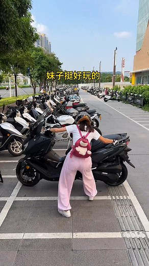 555K views · 4.3K reactions | This short leg with strong qi and blood #motorcycle #female rider #southern little potato #funny #random shooting | 荆棘队长 | Facebook