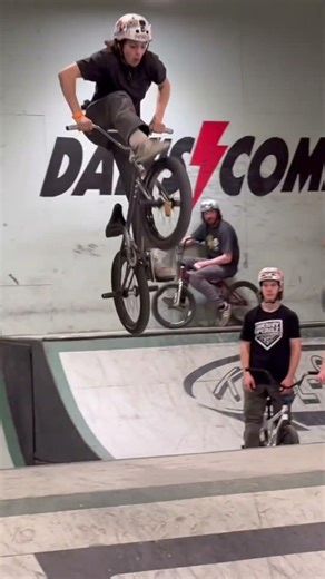 Quick clips of the Albe’s crew from this weekend’s NoWear comp. #albes #albesbmx #bmx #albescrew