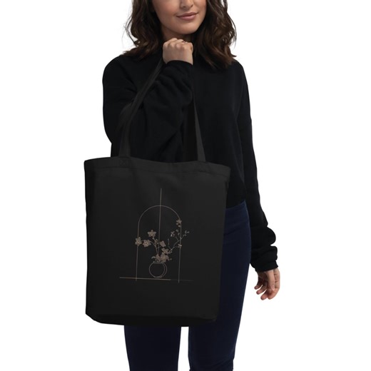 A minimal eco tote inspired by the Japanese art of flower arranging 🌸 Simple, balanced, and beautifully calm. Find it here👇 | France Art & Architecture
