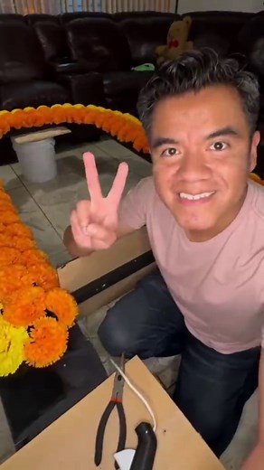 Cómo hacer un arco de flores para el Día de Muertos
