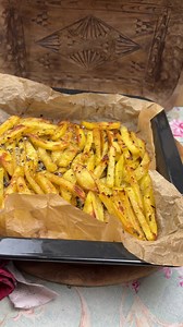 Am pregatit cei mai buni cartofi prajiti cu cascaval si usturoi. Reteta: 4-5 cartofi sare piper ardei iute cascaval unt aromatizat #fblifestyle | Ella Cooking