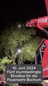 Fünf sturmbedingte Einsätze für die Feuerwehr Bochum Am Abend des 10. Juni 2024 musste die Feuerwehr Bochum zu fünf sturmbedingten Einsätzen ausrücken. Zunächst gab es gegen 18:55 Uhr auf der Ferdinand-Krüger-Straße und der Nörenbergstraße jeweils einen umgestürzten Baum, die die Feuerwehr von der Straße räumen musste. Gegen 19:25 Uhr wurde die Feuerwehr zur Dorstener Straße gerufen. Hier war eine Baumkrone eines ca. 30 m hohen Baumes abgeknickt und drohte auf benachbarte Gebäude zu stürzen. Die