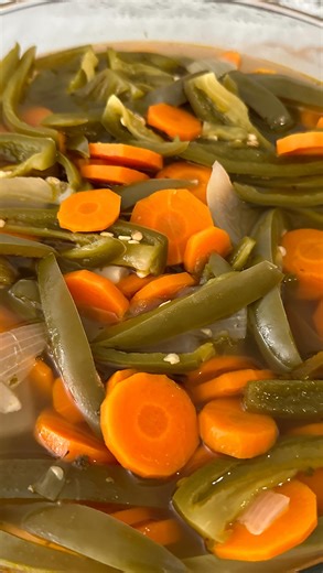 👌RAJAS de JALAPEÑO en ESCABECHE , disfruta el sabor natural de unos picositos Chiles para tus lonches, tortas y más 😋 INGREDIENTES -1 Kilo de Chile Jalapeño o Cuaresmeño -5 Zanahorias -7 Dientes de Ajo -4 Clavos de Olor -14 Pimientas negras -4 Hojas de Laurel -1 Cebolla mediana -1 Cucharadita de Orégano seco -Sal de grano -Azúcar -Aceite -3 Tazas de Agua -Vinagre Blanco Más tips de la preparación de esta receta en mi canal de YouTube. Cocinando con Papá ❤️ en casa . #masterchef #cocinandoconpa