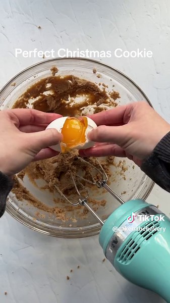 Replying to @GoodIntentions2Shop I’m not kidding when I say these are legitimately a perfect Christmas cookie!!! For a full list of instructions head on over to cake-babe.com #chritmascookies🎄❤️💚 #christmascookies #peoplewholovecookies #homebakers #cookielovers #cookies #gingerbread #frostedsugarcookies