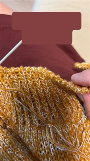 The Italian cast off gives a very neat edge to your #knitting, but is quite labour intensive 🧶😉 Cut the yarn leaving a tail of at least 4x the width of your cast off edge. Use a darning needle. Enter the first st (a knit st) purlwise and the second st (a purl st) knitwise leaving them on the knitting needle. Enter the first st knitwise and slip it off the needle. *Enter the second st (a knit st) purlwise. Enter the first st purlwise and slip it off the needle. Pass the needle back to front bet