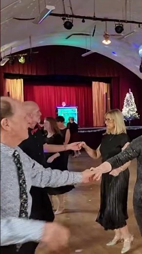 💃 Dance: Ria Bachata 🎹 Music: Live keyboard performance of "Last Christmas"