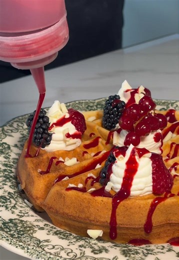 Chez Hanna, la magie opère dès la préparation… 🧇 Waffle Vaina nappée de mascarpone à la vanille, 🍓 fruits rouges frais, 🤍 copeaux de chocolat blanc, ❤️ et un coulis de fruits rouges pour la touche finale. 🕘 Mardi → vendredi : 9h – 17h30 🕘 Samedi & dimanche : 9h – 18h30 📍2 Av. Paul Vaillant Couturier, 93240 Stains #brunch #93 #bonnesadressesparis #pourtoi #food