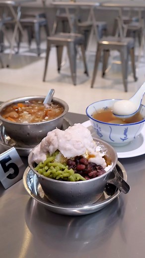 Popular Local Dessert Shop opens NEW outlet at Tan Quee Lan St, till 12AM. When I first wrote Yat Ka Yan 一家人 (that was early 2020), it was a quaint, tucked-away local dessert gem known for serving up arguably the finest Chendol at Fortune Centre. It has garnered a dedicated following, owing much to its ethos of treating customers as family and delivering heartwarming bowls of traditional sweets. The dessert menu at this new Yat Ka Yan is still diverse, with Yam Paste ($5.90), Sesame Paste ($4.50