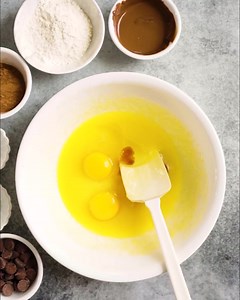 These moist & fudgy Instant Pot “brownies” are easy to make from scratch. Enjoy with some vanilla ice-cream for a perfect dessert! #brownie #fudgybrownies #browniecake https://pipingpotcurry.com/instant-pot-brownies/ | Piping Pot Curry