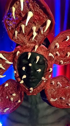 transforming into a demogorgon #makeup #strangerthings #demogorgon #sfxmakeup #makeuptransition