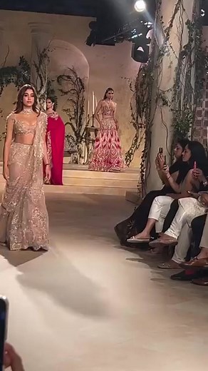 Janhvi Kapoor graces the ramp for designer Jayanti Reddy at Hyundai India Couture Week 2025. Janhvi Kapoor Jayanti Reddy #indiacoutourweek #JanhviKapoor #JayantiReddy #fashion #ramp #designer #actor #bollywood | Dubai fashion tv