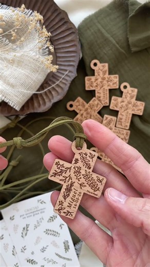 Nuevo llavero BETANIA: cruz de madera para Comunión ✨