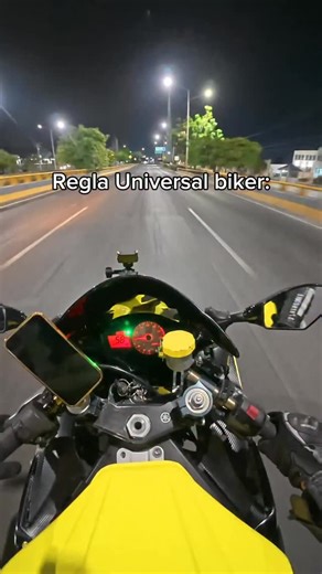 20K views · 128K reactions | Cuando un biker ayuda a otro, se crea un motor v12 en alguna parte del mundo . . . . . . . #yamaha #biker #viral #r6 #bikelife #viralreels #moto #humor #bike #ridersofinstagram | Gama R6s | Facebook