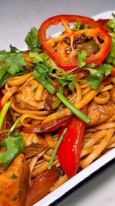Tallarín Saltado de Pollo #peruvianfood #lomosaltado #recetas #peru #comidaperuana #food #comidacasera #Pollo #comida #gastronomia | Chef Antonio Zavala