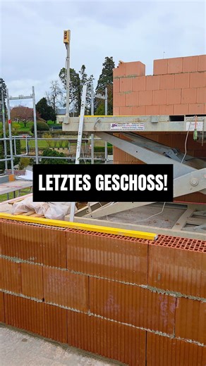 Endspurt im Rohbau. Das letzte Geschoss wird gemauert und langsam erkennt man, wie das Haus später wirken wird. Danach kommt schon der nächste große Schritt: das Dach. Dunkle Fenster oder weiße Fenster – was findet ihr schöner? #hausbau #rohbau #ziegel #neubau #baustelle