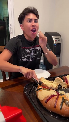 Castro family cuts la rosca de reyes🤪 #rosca #roscadereyes #boostofhope