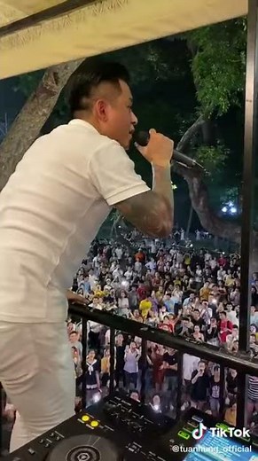 Tìm Lại Bầu Trời-Ca sĩ Tuấn Hưng hát live cực hay cùng hàng hàng ngàn người dưới phố!
