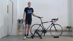 Empieza a hacer frío, a llover... Y a muchos les da pereza salir en bici. ¡Con el rodillo no hay excusas! Aprende a montarlo con este vídeo y pedalea desde tu salón. | Decathlon España