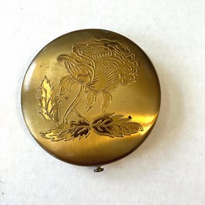 Vintage Betty Lou Powder Compact With Mirror & Puff, No Powder, Gold Tone Flower Embossed Top, Vintage Makeup Vanity, Upcycle 1940s 1950s - Etsy