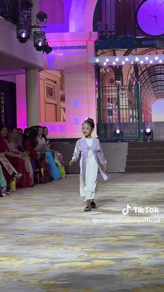 Trình Diễn Bộ Sưu Tập Whisper Of Seasons