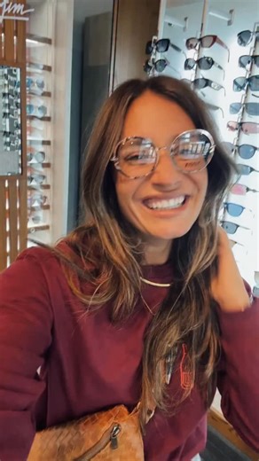 Oulala! Je dois choisir ma nouvelle paire de lunettes chez @irisvisualgroup : laquelle est votre favorite? Ps: Remise Instantanée de 100$ à l’achat d’une monture sélectionnée de 170$ et plus. 50 % de rabais sur les lentilles Palma à l’achat de chaque monture additionnelle. * Limite d’ une remise instantanée de 100$ à l’achat d’ une monture mode sélectionnée de 170$ et plus et de lentilles de prescription traitées antireflet. Cette offre ne peut être jumelée à aucune autre offre, promotion ou Ava