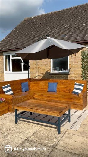 13M views · 555K reactions | ☀️ DIY Pallet Sofa ☀️ #palletwoodprojects #palletwood #palletfurniture #palletproject #newproject #gardenfurniture | DIY Mum | Facebook
