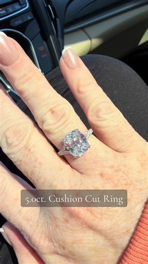 I am so impressed with this stunning 5 carat cushion cut solitaire ring from Effiny Jewelry, a brilliant statement ring designed to deliver the look of a luxury diamond at an affordable price. This gorgeous 5A cubic zirconia center stone sparkles beautifully and is set in a high quality 925 sterling silver split shank setting that adds elegance, durability, and timeless style. Perfect as a travel ring, engagement ring alternative, engagement ring upgrade, or a glamorous statement ring for everyd
