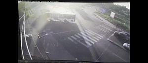 Truck driver ignores red light and crashes into a bus