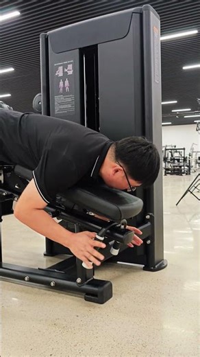 A dual-function machine that combines leg extension and prone leg curl.#legextension #legcurl #gym