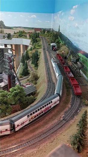 ICE 2 mit BR 147 557-3 auf parallel Gleis historischer D-Zug mit E10 1270