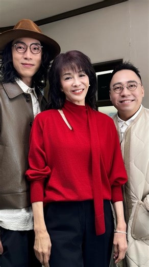 鄭裕玲 Do Do Cheng on Instagram: "見親呢兩隻嘢都唔知好嬲定好笑！ 學人延續壓歲錢文化咁叻，自己又懵盛盛唔夠我醒目，限量版呢啲叫我讓俾你，睬你兩隻嘢都傻！ 想要嘅話，唔好學佢哋呀，留意周生生官網或門店啦！ @chowsangsang_official @ckwan_fama @6wing_fama @famahk #ChowSangSang #周生生 #游啟新歲金運伴隨 #延續港式過年文化"